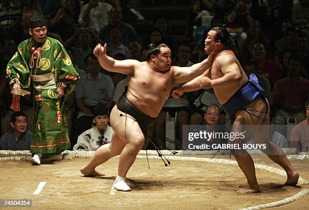 Honolulu, UNITED STATES: Grand champion, or yokozuna, Asashoryu of Mongolia beats Kasuganishiki from Japan on the first day of the Grand Sumo...