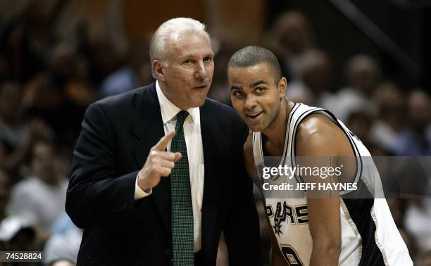 San Antonio, UNITED STATES: Head coach Gregg Popovich of the San Antonio Spurs talks with Tony Parker in the first half during Game Two of the NBA...