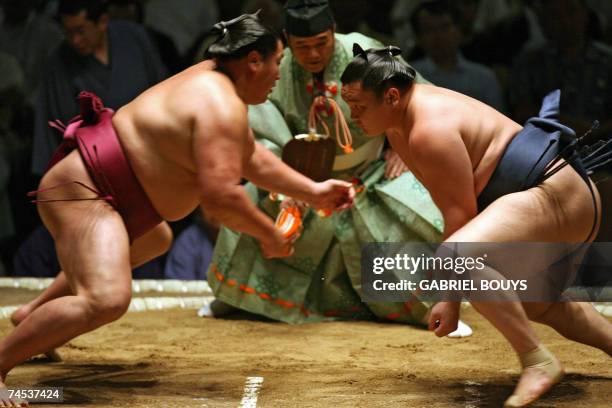 Honolulu, UNITED STATES: Yokozuna Hakuno from Mogolia fights against Ama, also from Mongolia, during the second day of the Grand Sumo Tournament in...