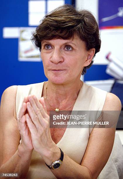 Michele Delaunay, candidate socialiste dans la 2e circonscription de Bordeaux ecoute les questions des journalistes, le 11 juin 2007 a Bordeaux....
