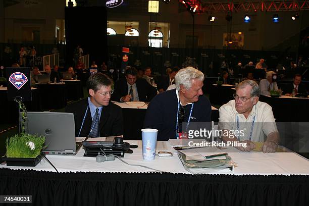 To R: Lee McDaniel, Dallas Green and Robin Roberts of the Philadelphia Phillies talk during the 2007 First-year player draft at The Milk House in...