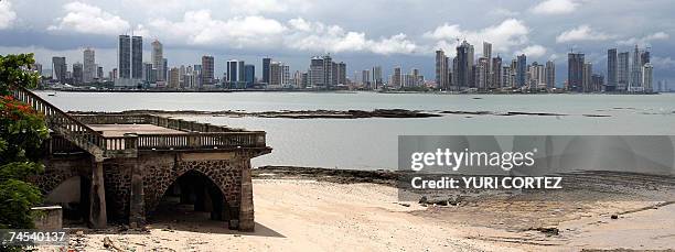 La terraza de un antiguo y lujoso hotel de playa ubicado en el Casco Viejo de Ciudad de Panama es vista en primer plano, con centenares de modernos...