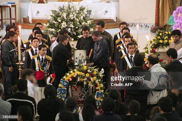 Amigos y familiares del religioso marista de origen salvadoreno Enrique Alberto Olano Merino, que fue muerto en un ataque armado perpetrado por...