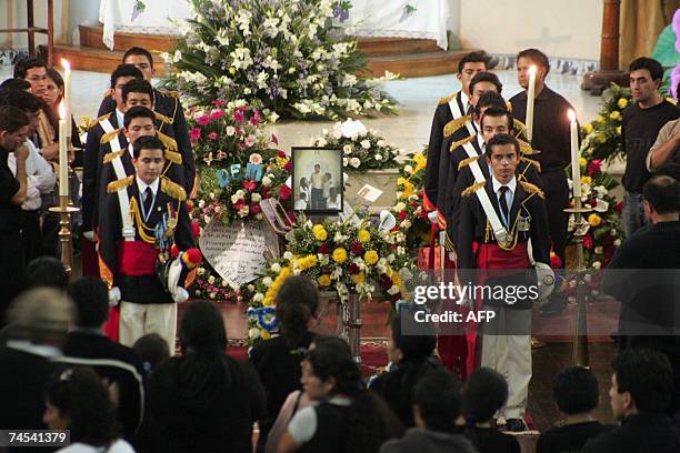 Alumnos del religioso marista de origen salvadoreno Enrique Alberto Olano Merino, que fue muerto en un ataque armado perpetrado por desconocidos el...