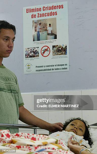 Tegucigalpa, HONDURAS: La nina Keisy Zuniga permanece al cuidado de su hermano en el Hospital Materno Infantil luego de haber ingresado con sintomas...