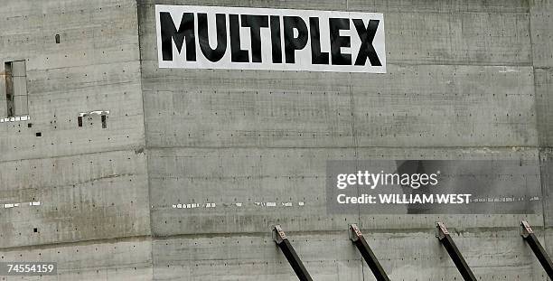 Multiplex Sign Fotografías e imágenes de stock - Getty Images