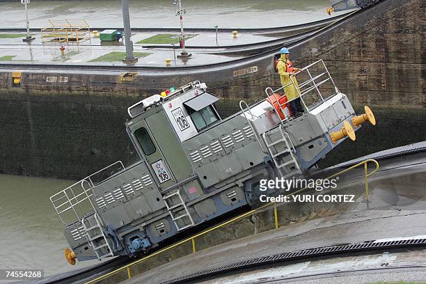 Un trabajador conduce una locomotora de las que arrastra los barcos entre el Oceano Pacifico y el Atlantico, en las Esclusas de Miraflores del Canal...
