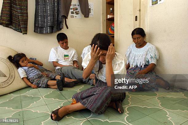 Guatemala City, GUATEMALA: Una nina de la familia Santos Xocoy, llora en una habitacion de una residencia temporal, junto a otros indigenas del...