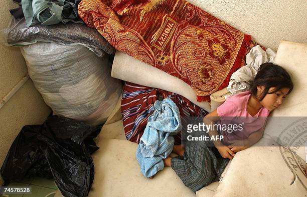 Guatemala City, GUATEMALA: Una nina descansa en una improvisada cama en una habitacion de una residencia temporal, junto a otros indigenas del...