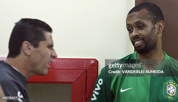 El arquero de la seleccion brasilena de futbol Helton , escucha al auxiliar tecnico Jorginho durante un entrenamiento fisico en la Granja Comary en...