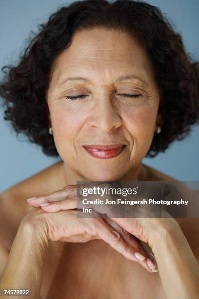 senior african woman resting chin on hands - 2007 40 50 stock pictures, royalty-free photos & images