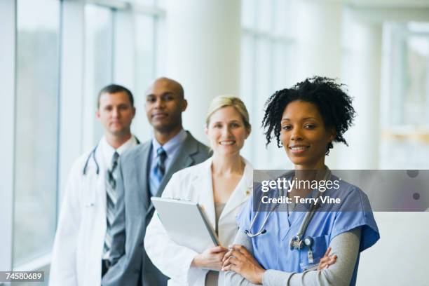 group of multi-ethnic medical professionals - medizinischer beruf stock-fotos und bilder