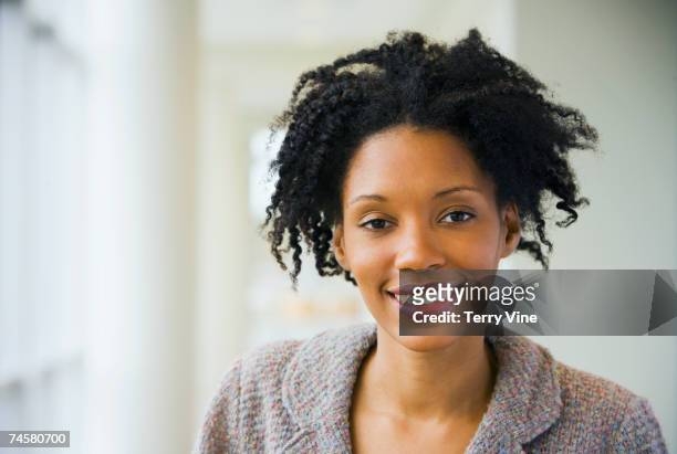 portrait of african businesswoman - mujer feliz sola 30 35 fotografías e imágenes de stock