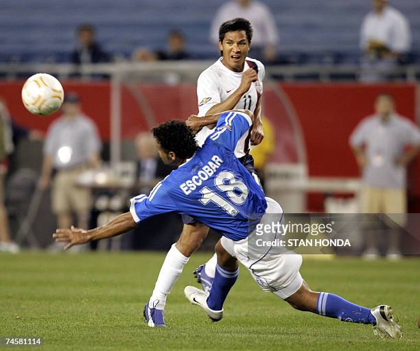Foxboro, UNITED STATES: Alexander Escobar of El Salvador tries to block a pass from Brian Ching of the USA during a first round game at the CONCACAF...