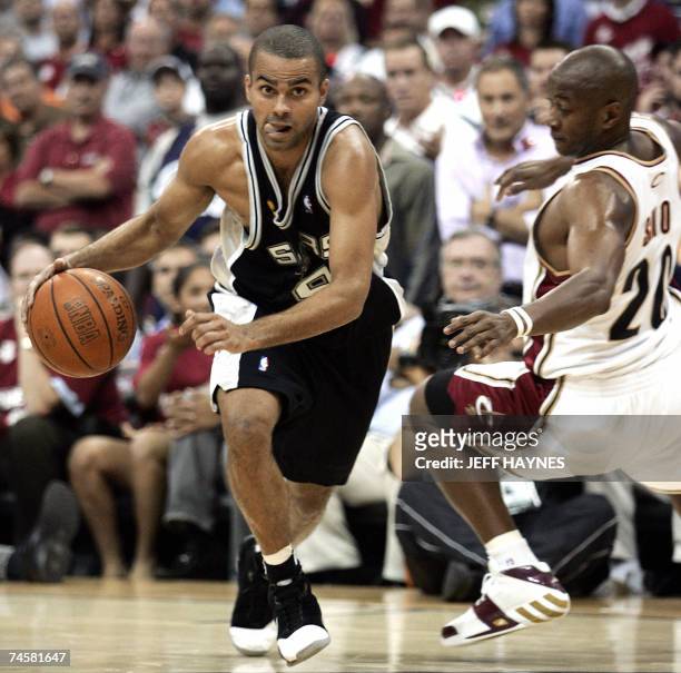 Cleveland, UNITED STATES: Frenchman Tony Parker of the San Antonio Spurs drives around Eric Snow of the Cleveland Cavaliers 12 June 2007 during Game...