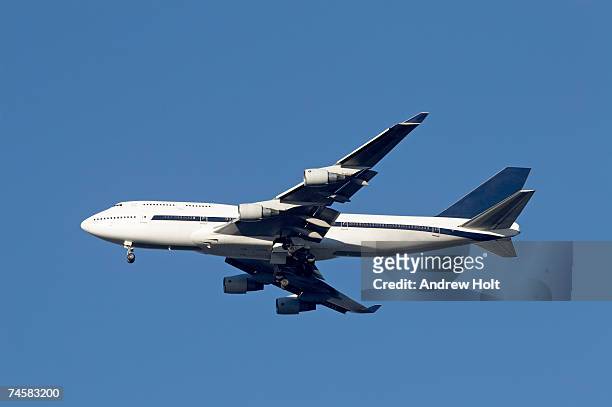 boeing 747 jumbo jet in air, side view, low angle - boeing stock pictures, royalty-free photos & images