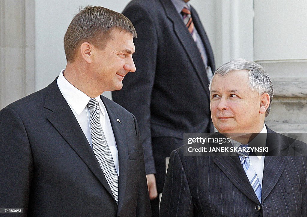 Estonian Prime Minister Andrus Ansip(L)...