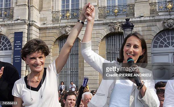 Former socialist presidential candidate Segolene Royal presents Bordeaux's 2nd constituency socialist candidate Michele Delaunay, 13 June 2007 in...