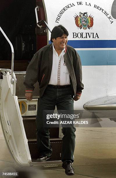 El presidente boliviano Evo Morales llega al aeropuerto Oriel Lea Plaza, en Tarija, sur de Bolivia, el 13 de junio de 2007. Morales dirigira la XVII...