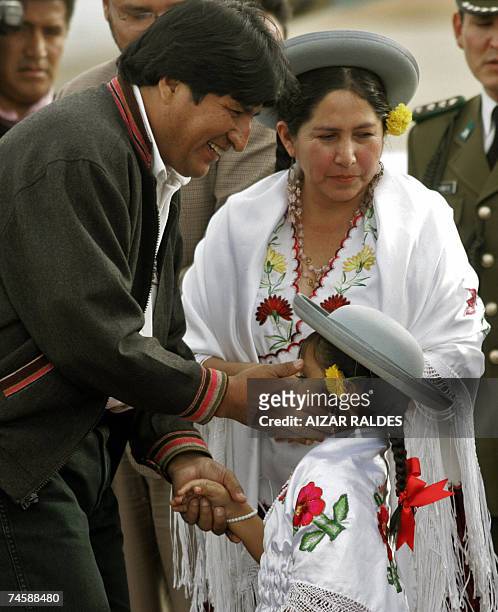 El presidente boliviano Evo Morales saluda a una nina indigena, al llegar al aeropuerto Oriel Lea Plaza, en Tarija, sur de Bolivia, el 13 de junio de...