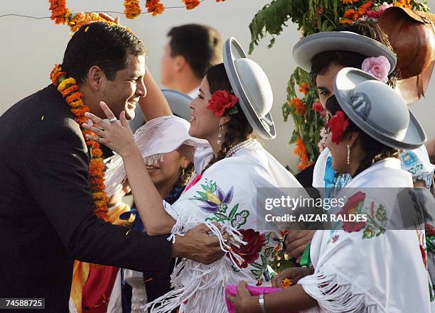 Rafael Correa presidente de Ecuador saluda a mujeres indigenas al llegar al aeropuerto Oriel Lea Plaza, en Tarija al sur de Bolivia, el 13 de junio...