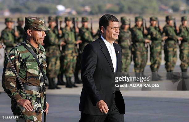 Rafael Correa presidente de Ecuador llega al aeropuerto Oriel Lea Plaza, en Tarija al sur de Bolivia, el 13 de junio de 2007. El mandatario...