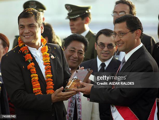 Rafael Correa presidente de Ecuador recibe las Llaves de la Ciudad, de manos del alcalde de Tarija, Oscar Montes, al llegar al aeropuerto Oriel Lea...