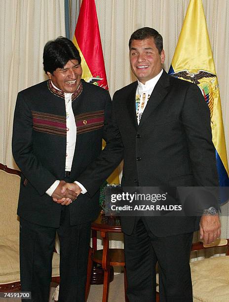 El presidente boliviano Evo Morales saluda a su homologo ecuatoriano Rafael Correa al reunirse en Tarija, al sur de Bolivia, el 13 de junio de 2007....
