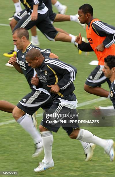 Real Madrid players Fabio Cannavaro, Roberto Carlos, Robhino and Cicinho run during a training session in Madrid, 14 June 2007. AFP PHOTO/PHILIPPE...