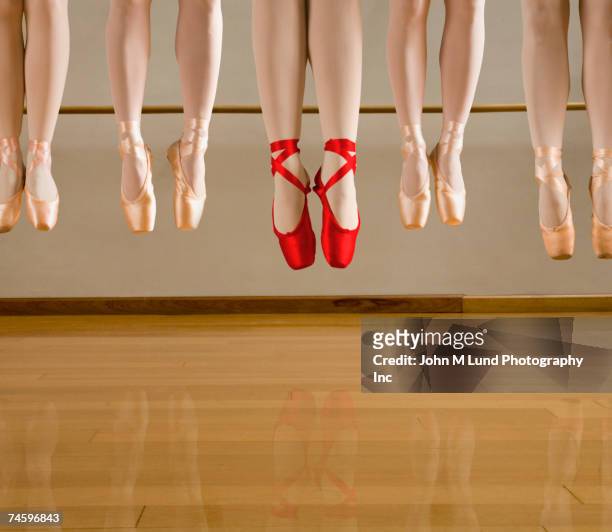 close up of ballet dancers jumping - nylon feet 個照片及圖片檔