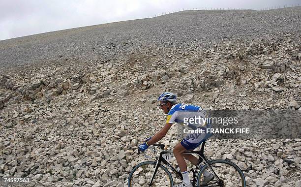 Beaumont-du-Ventoux, FRANCE: French Christophe Moreau rides during the fourth stage of the Dauphine Libere criterium cycling race, between Hauterives...