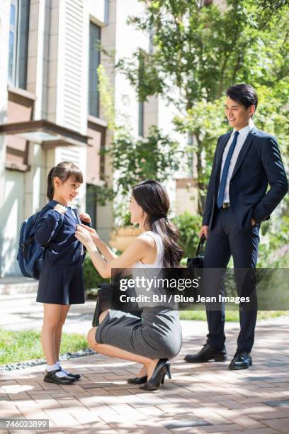 parents taking their child to school in the morning - adjusting blue tie stock-fotos und bilder