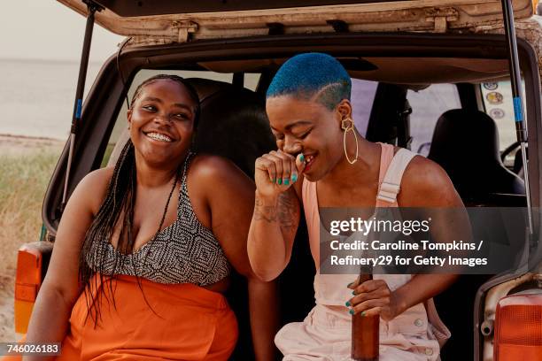two young women smiling - body positive stockfoto's en -beelden