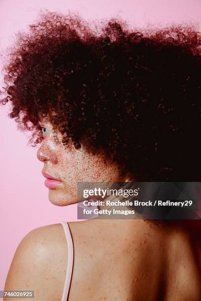 profile of young womans back with natural hair and freckles - naturligt hår bildbanksfoton och bilder