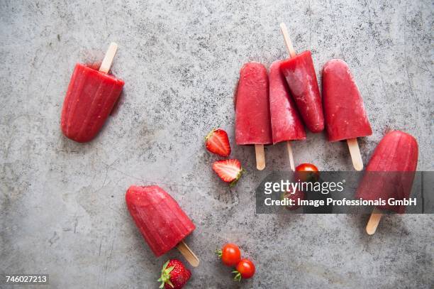 strawberry and tomato ice lollies - pflanzenstängel stock-fotos und bilder