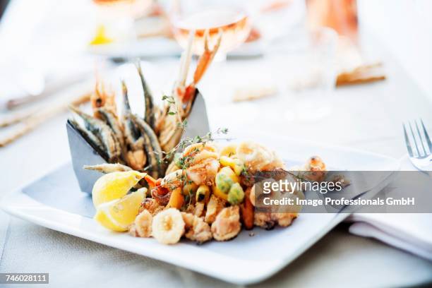 fritto misto (fish and seafood platter, italy) - seafood platter bildbanksfoton och bilder