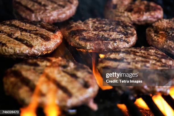 hamburgers on barbeque grill - burger on grill photos et images de collection