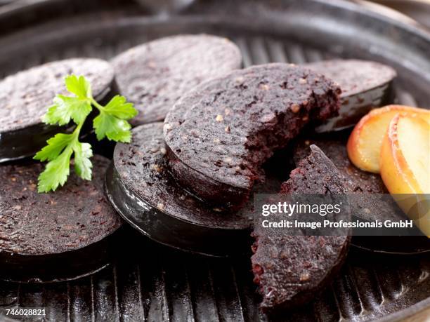 black pudding with apple - black pudding stock pictures, royalty-free photos & images