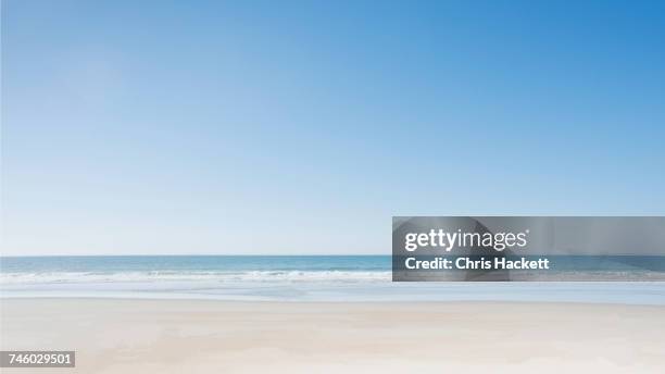 empty beach at surf city - ciel bleu sans nuage photos et images de collection