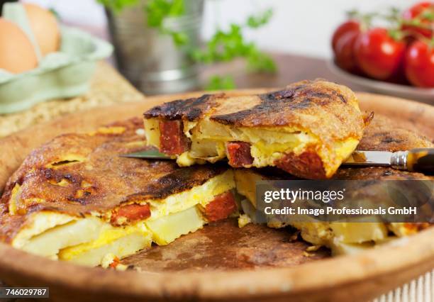 spanish omelette with chorizo, one slice cut - tortilla de patata 個照片及圖片檔