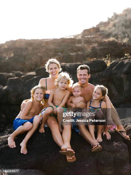 parents with four children (12-17 months, 4-5, 6-7, 8-9) at beach - familie mit vier kindern stock-fotos und bilder