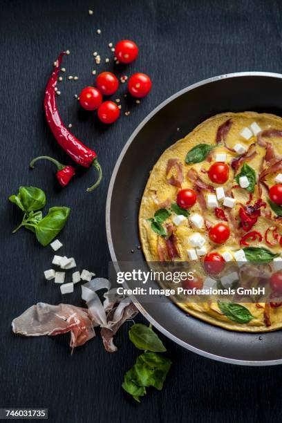 a breakfast omelette with tomatoes, feta cheese, ham and basil - fetta - fotografias e filmes do acervo