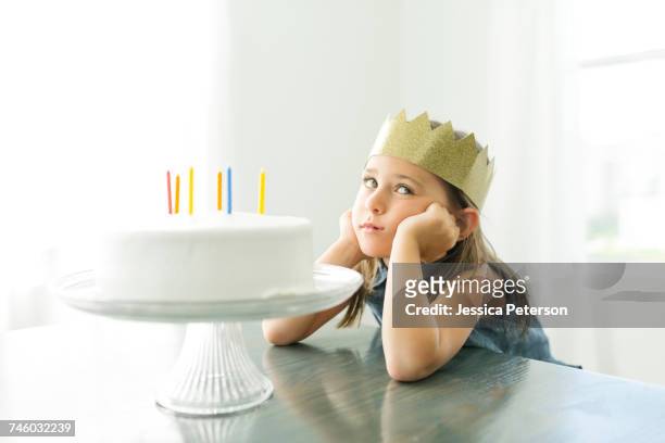 sad girl (6-7) with birthday cake - sad birthday foto e immagini stock