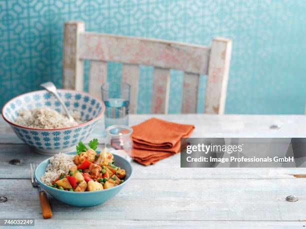 aloo gobi with rice (vegetable dish with cauliflower and potatoes, india) - cauliflower rice stock pictures, royalty-free photos & images