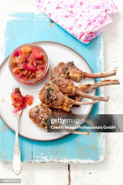 grilled lamb chops with rhubarb chutney - salt mat bildbanksfoton och bilder