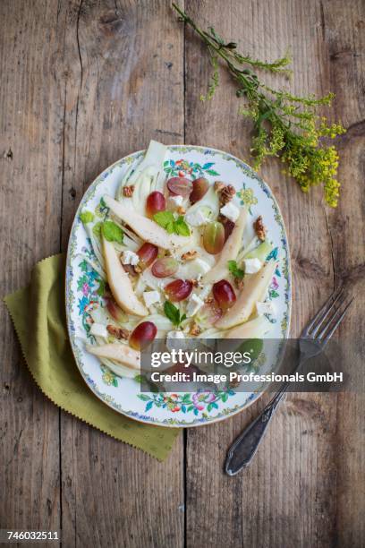 fennel salad with pears, feta, walnuts, grapes and mint - fetta - fotografias e filmes do acervo