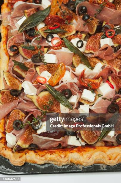 pissaladiere with riccotta, feta, figs, onions and olives - pissaladiere stock-fotos und bilder