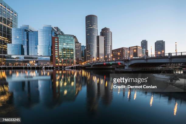 usa, massachusetts, boston, fort point channel, waterfront of financial district at dawn - boston harbor stock-fotos und bilder