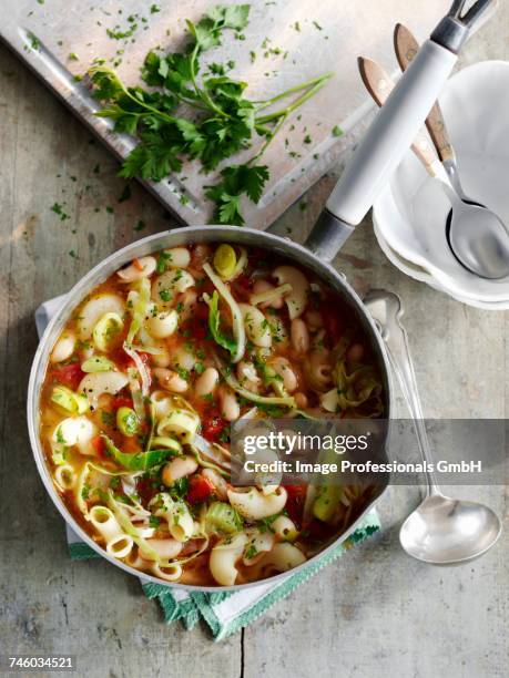 ribollita (bean soup, tuscany) - soupe de légumes photos et images de collection