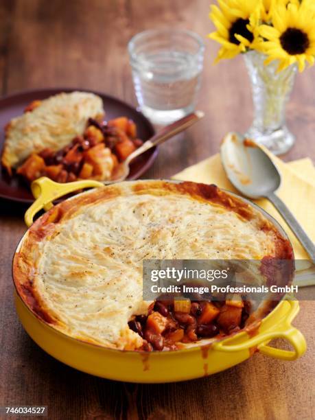 bean pie in a pie dish - kartoffelblüte nahaufnahme stock-fotos und bilder